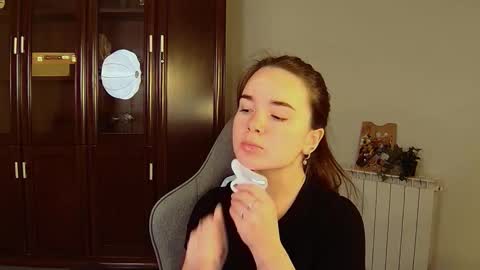 Snapshot of maybloom_ chatting on October 29, 6:07 am maybloom_ online show from October 29, 6:07 am