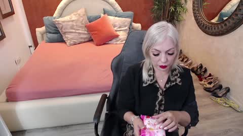 meamandax online show from December 11, 10:03 am
