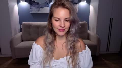 Melanie Bennett online show from November 16, 8:27 am