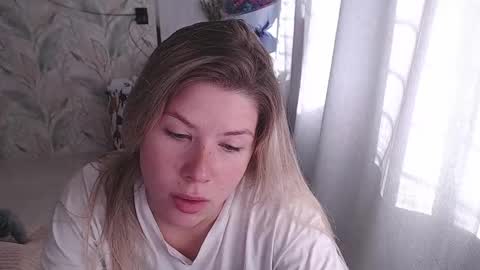 Melissa  Ray online show from September 26, 6:55 am