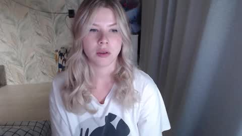 Melissa  Ray online show from September 28, 5:40 pm