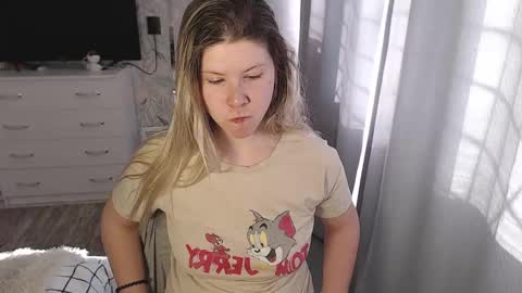 Melissa  Ray online show from March 3, 8:10 am