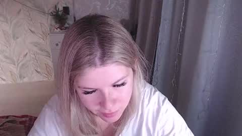 Melissa  Ray online show from December 4, 11:45 am