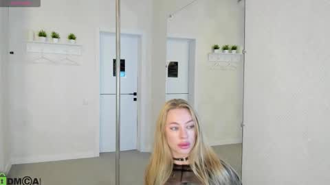 Snapshot of melissa_whitee chatting on September 30, 5:35 am Melissa online show from September 30, 5:35 am