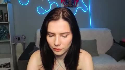 mellhyees online show from February 15, 5:23 pm