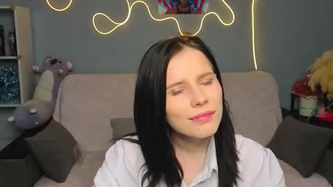 mellhyees online show from February 5, 5:38 pm