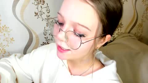 MelMooon online show from November 5, 8:36 pm