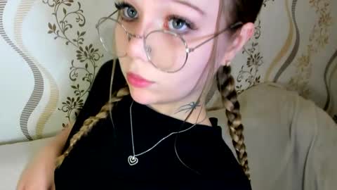 Snapshot of melmooon chatting on October 28, 4:57 pm MelMooon online show from October 28, 4:57 pm