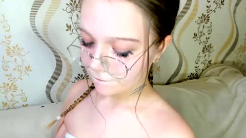 MelMooon online show from November 9, 2:57 pm