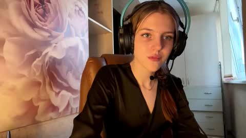 Hi Im Aria 18 years old online show from October 2, 2:22 pm