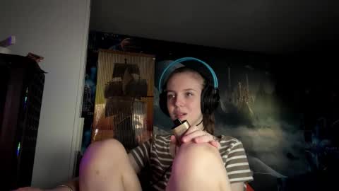 Hi Im Aria 18 years old online show from October 31, 12:31 pm