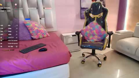 M E L  U S S A online show from September 15, 7:49 am