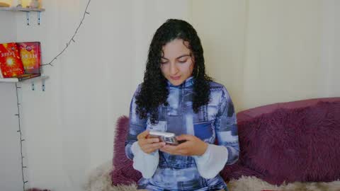 Snapshot of merida_bell18 chatting on January 14, 4:57 am Merida Bell online show from January 14, 4:57 am