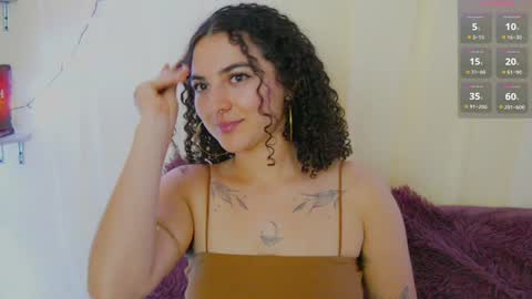 Snapshot of merida_bell18 chatting on December 17, 11:05 pm Merida Bell online show from December 17, 11:05 pm