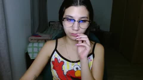 Snapshot of mia__lopez_ chatting on October 22, 1:32 am Mia online show from October 22, 1:32 am