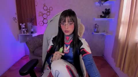 Mia online show from November 25, 4:53 pm