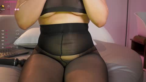 Snapshot of mia_coliin chatting on October 7, 9:19 pm Anna online show from October 7, 9:19 pm