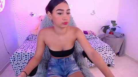mia_cute_girl online show from June 5, 12:11 pm