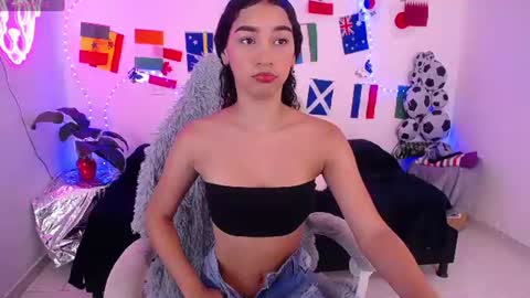 mia_cute_girl online show from July 6, 12:32 pm