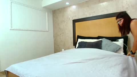 MIALOPEZ      .     Y      .      online show from February 21, 6:37 pm