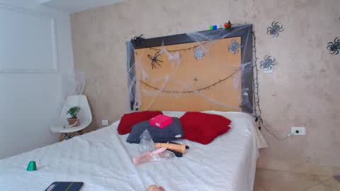 MIALOPEZ      .     Y      .      online show from October 20, 6:33 pm