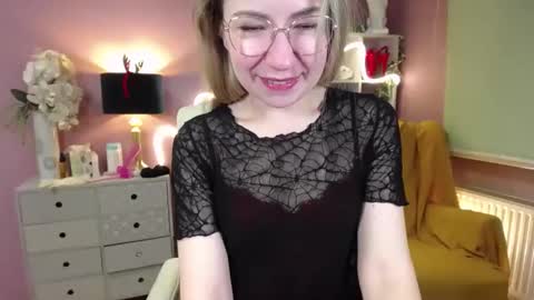 Snapshot of mia_luxx92 chatting on December 24, 7:39 am Mia online show from December 24, 7:39 am