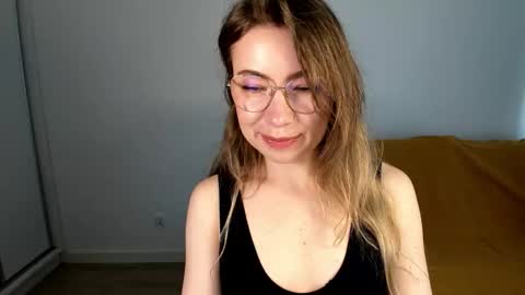 Mia online show from May 3, 1:25 pm