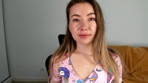 Mia online show from May 22, 7:39 am