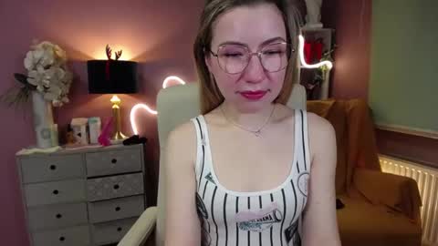 Snapshot of mia_luxx92 chatting on December 23, 7:38 am Mia online show from December 23, 7:38 am
