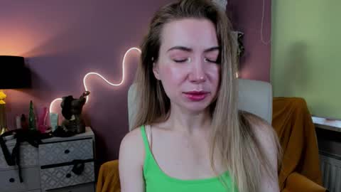 Snapshot of mia_luxx92 chatting on September 28, 8:19 am Mia online show from September 28, 8:19 am