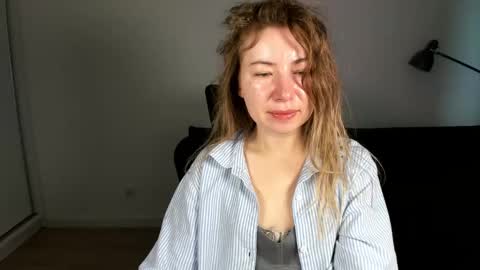 Mia online show from February 25, 7:29 am