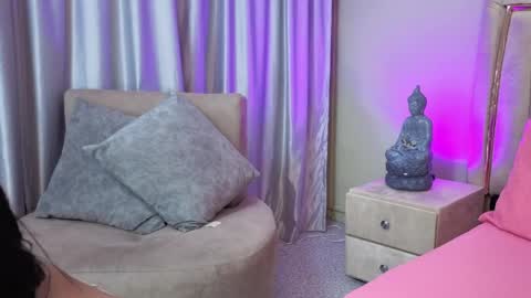 Mia online show from May 28, 12:03 pm
