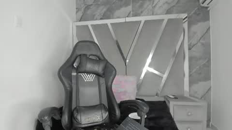 mia_petiteht online show from June 14, 2:24 am