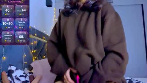 Mia online show from December 20, 5:17 pm