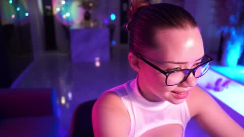 VixenMia online show from March 9, 4:04 am