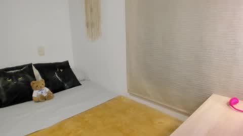 Snapshot of mia_xgray chatting on March 12, 9:35 pm Mia online show from March 12, 9:35 pm