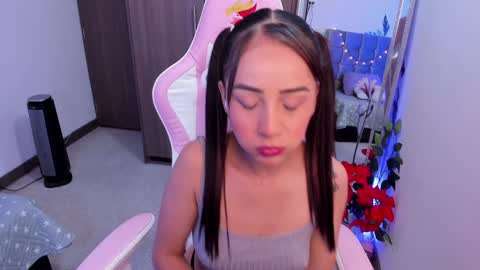 mia  nicolle online show from December 21, 4:52 am