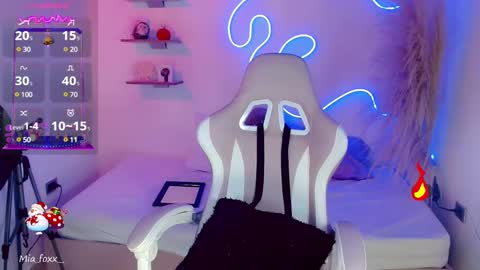 Snapshot of miaa_foxx_ chatting on December 18, 9:29 pm Mia online show from December 18, 9:29 pm