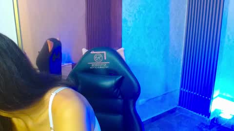 Mia online show from November 13, 4:33 am