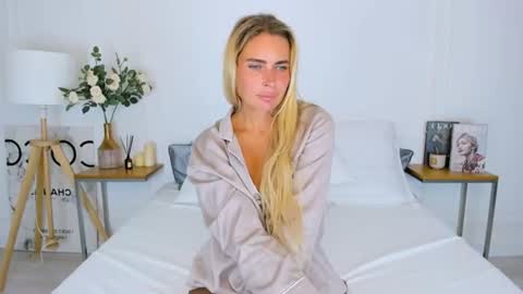 Mia online show from July 19, 2:03 am