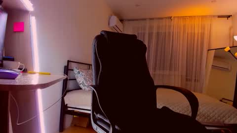 Mia online show from March 21, 7:19 pm