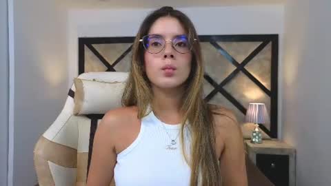 Mia online show from June 16, 9:16 pm