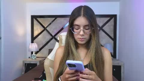 Mia online show from June 18, 7:08 pm