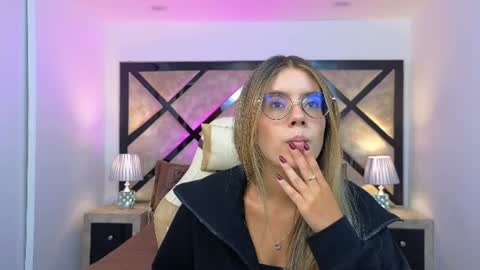 Mia online show from July 6, 9:06 pm