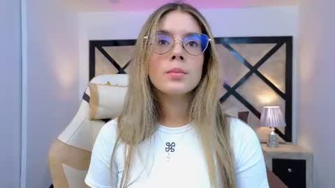 Mia online show from July 28, 8:52 pm