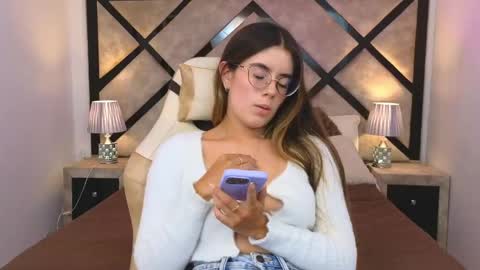Mia online show from June 4, 8:46 pm