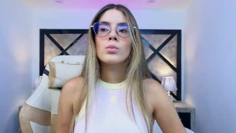 Mia online show from July 27, 7:22 pm
