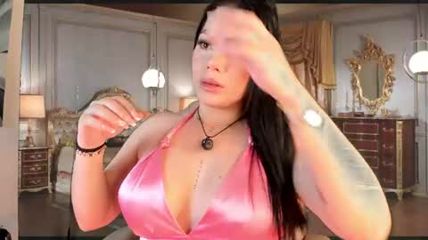 Mia online show from July 7, 11:35 am