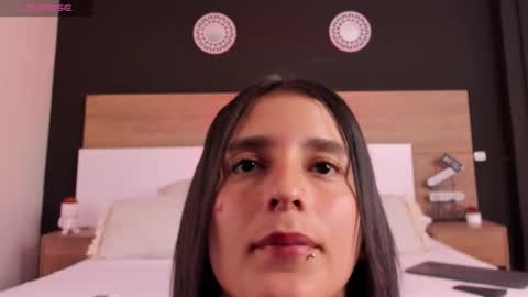 Mia online show from October 5, 3:39 pm