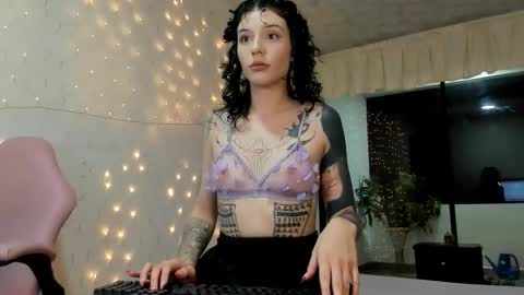 Michelle Ramirez online show from November 28, 7:11 am
